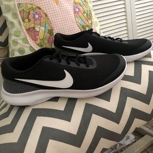 MENS Black Nike Flex Experience RN7
Size 10 NEVER WORN